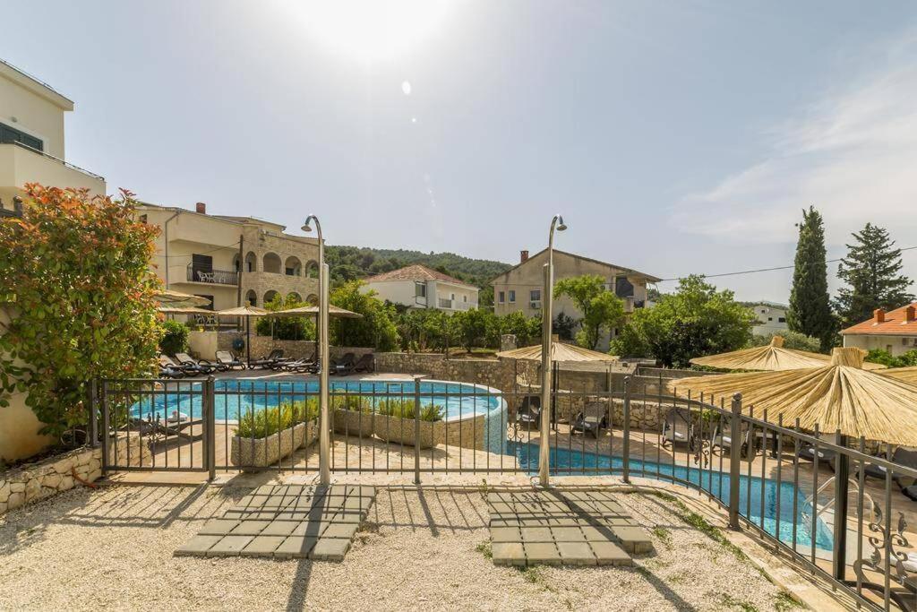 Seaesta Apartment Pool And Beach 슬라티네 외부 사진